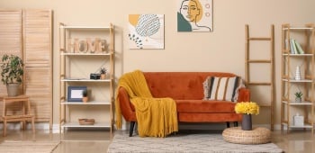 Salon tendance avec canapé orange.