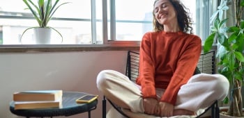 femme qui se sent bien chez elle