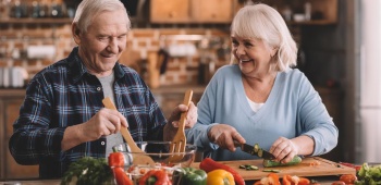 couple de senior heureux dans la cuisine