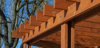 Pergola en bois exotique.