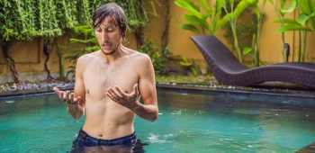Quelles solutions pour éliminer l'eau trouble dans une piscine ?