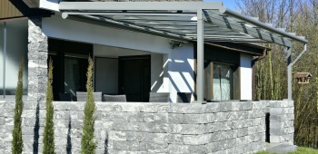 Pergola avec un toit.