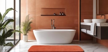 Salle de bains avec murs et tapis couleur terracotta.