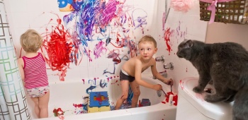 enfants jouent avec de la peinture dans une baignoire