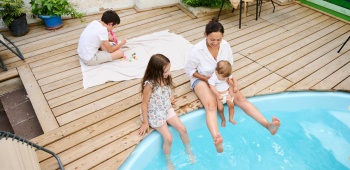 une famille profite de la piscine avec une eau de qualité
