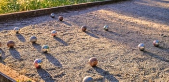 Terrain de pétanque dans un jardin.