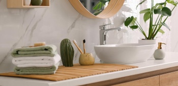 Lavabo dans une salle de bain, sur un meuble en bois.