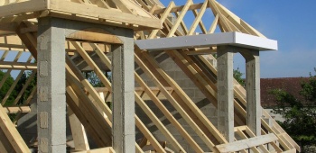 charpente en bois en construction
