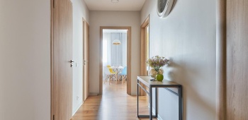 couloir lumineux avec les essentiels : console et horloge