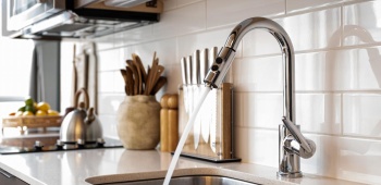 evier cuisine avec un plan de travail en corian