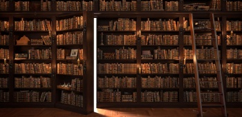 Une grande bibliothèque dont une partie s'ouvre pour dévoiler un passage secret