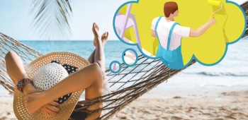 Femme à la plage qui pense à ses travaux de rénovation