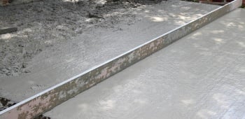 la chape de béton vient en finition au dessus de la dalle