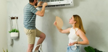 Couple dont le climatiseur est en panne