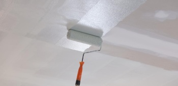 Peinture de plafond avec un rouleau