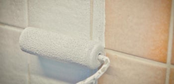 Carrelage peint en blanc avec un rouleau