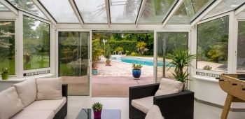 salon verandavu sur piscine