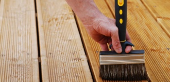 Application d'un produit de protection sur une terrasse en bois