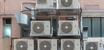 climatiseurs sur façade immeuble