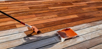 Application de lasure sur une terrasse en bois