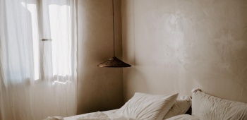 mur à la chaux dans une chambre