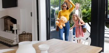 famille qui rentre de vacances