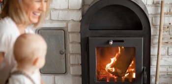 UNE-poele-bois-bébé