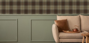 Canapé devant un mur à motifs tartan