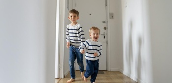 enfants courrent dans un couloir