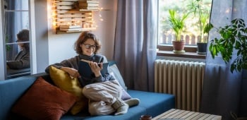 femme profitant de la chaleur de son salon