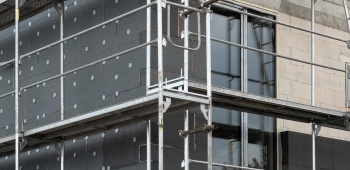 mur exterieur d'un immeuble en cours d'isolation