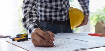 maitre d'oeuvre travaillant sur un nouveau projet de travaux