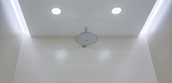 Installer un faux plafond dans une salle de bains