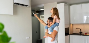 Climatiseur reversible réglage homme et sa fille