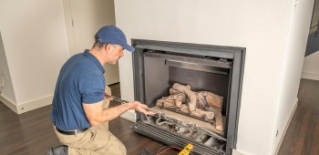 artisan termine la renovation d'une cheminee 