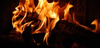 UNE-feu-flammes-cheminée