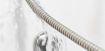 UNE fuite d'eau d'un receveur de douche