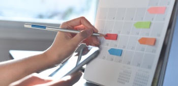 un calendrier sur lequel prévoir ses travaux pour les jours féries de l'année 2026