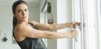 femme ouvrant une fenêtre