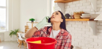femme désemparée à cause d'une fuite d'eau