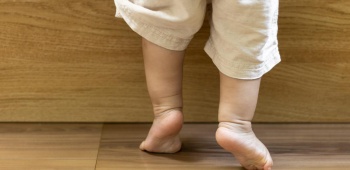 pied sur parquet qui grince
