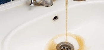 eau-marron-lavabo