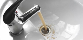 une eau marron sort de votre robinet ? que faire ? 