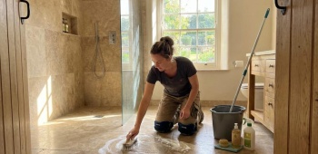 comment entretenir correctement votre salle de bain en travertin