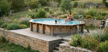 famille profitant de leur piscine hors sol lors d'une journée d'été