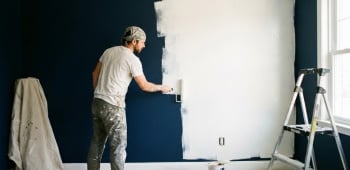 comment repeindre en blanc un mur foncé