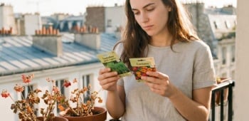 jeune fille qui choisi des graines pour remplacer ses géraniums fanes 