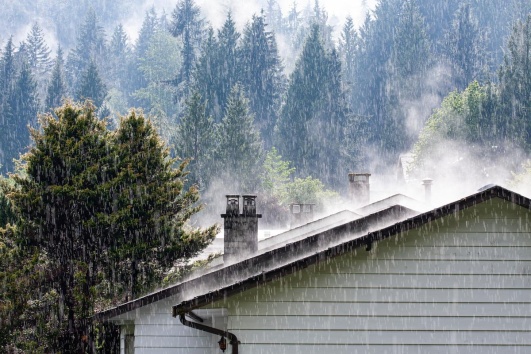 pluies diluviennes sur une toiture