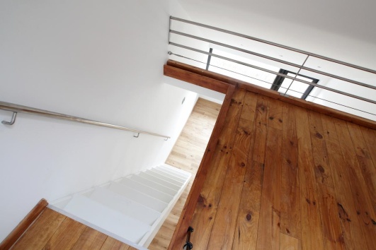 escalier droit qui mène à une mezzanine