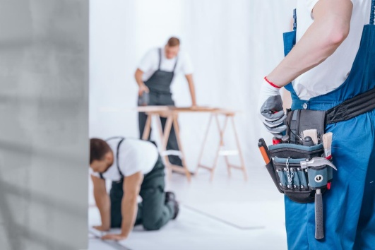 Des artisans qui réalisent des travaux de rénovation.